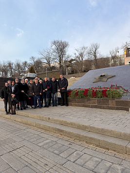 Сотрудники Приморского ТУ Росрыболовства возложили цветы к Вечному огню